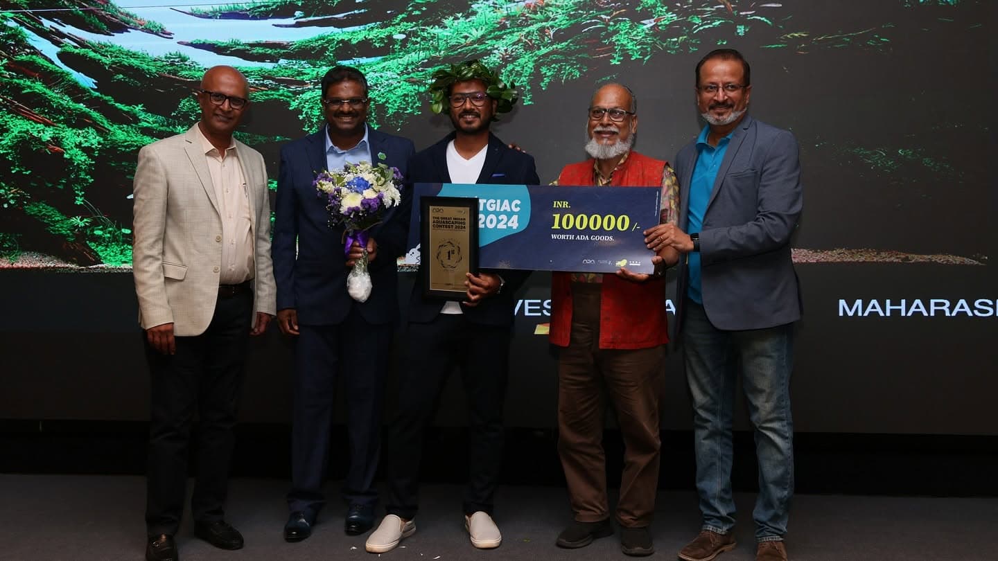 Grand prize presentation with the winning aquascape behind